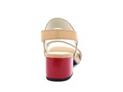 Sandfärgad sandalett med röd klack